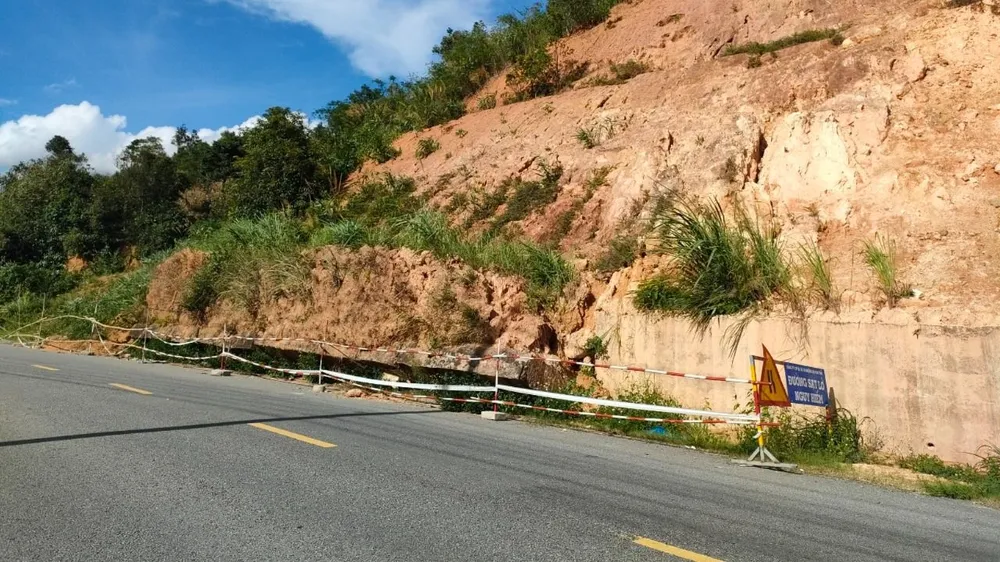 Đường Hồ Chí Minh qua tỉnh Quảng Ngãi có đoạn bị sạt lở taluy