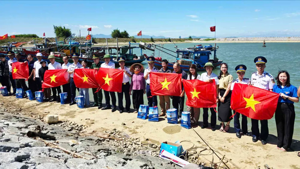 Trao cờ Tổ quốc và quà tặng ngư dân tại cảng cá Xuân Hội