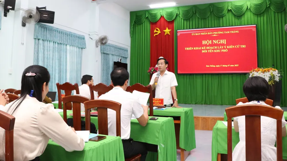 Chủ tịch UBND phường Tam Thắng Lê Xuân Tú trao đổi với đại diện các khu phố tại hội nghị