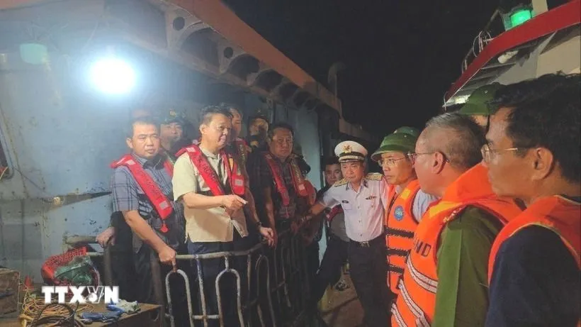 Phó Thủ tướng Chính phủ Trần Hồng Hà chỉ đạo công tác cứu hộ cứu nạn tàu du lịch bị lật. Ảnh: TTXVN