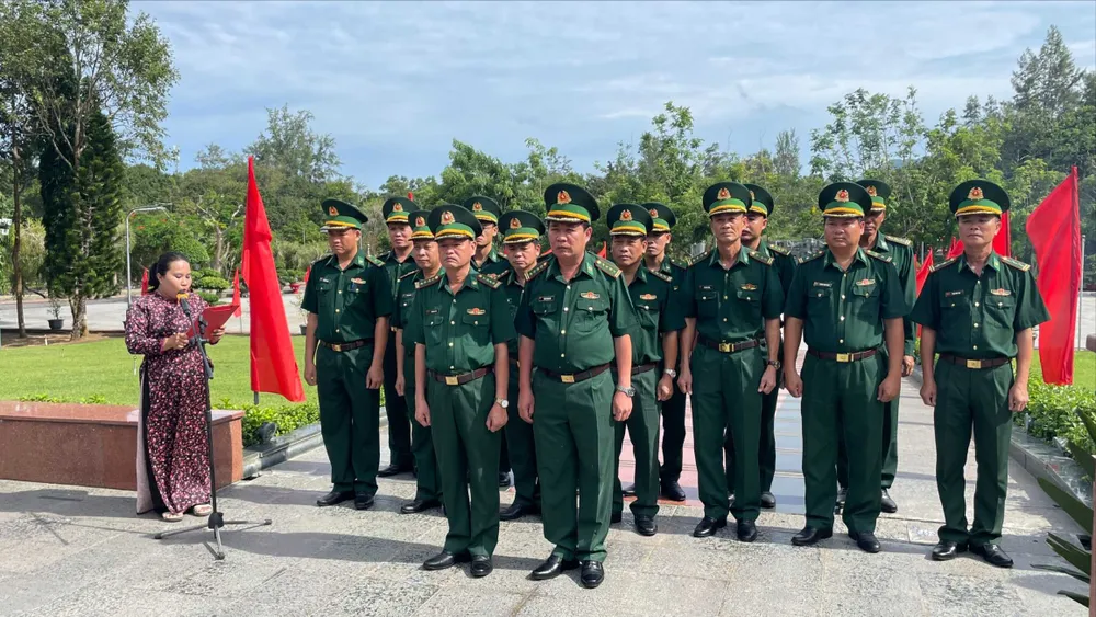 Đoàn công tác Ban Chỉ huy BĐBP TPHCM viếng Nghĩa trang Hàng Dương