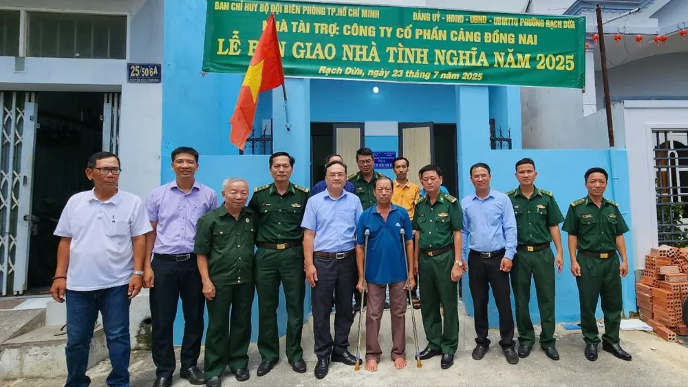 Đại diện Ban Chỉ huy BĐBP TPHCM, phường Rạch Dừa chụp hình lưu niệm chia sẻ niềm vui với gia đình ông Trần Văn Hùng