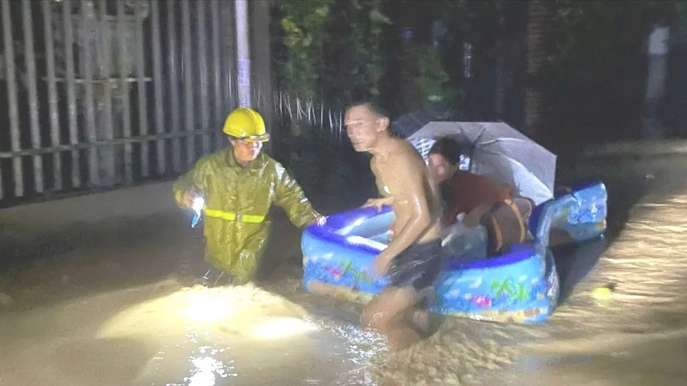 Người dân miền núi ở Nghệ An trắng đêm chạy lũ