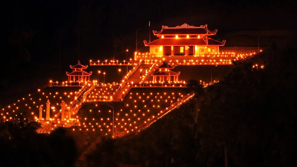 Hình ảnh giả lập khoảnh khắc 288 ngọn nến thắp sáng quanh đền đêm 26_7.jpg