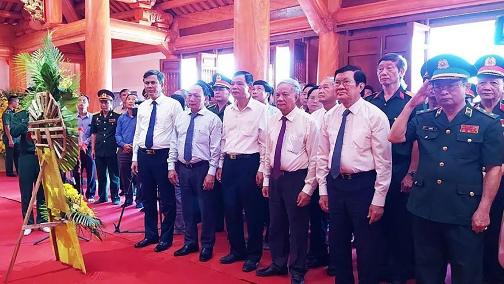 Nguyên Chủ tịch nước Trương Tấn Sang viếng thăm Đền tưởng niệm liệt sĩ Trường Sơn trọng điểm Cà Roòng - ATP Đường 20 Quyết Thắng.jpg