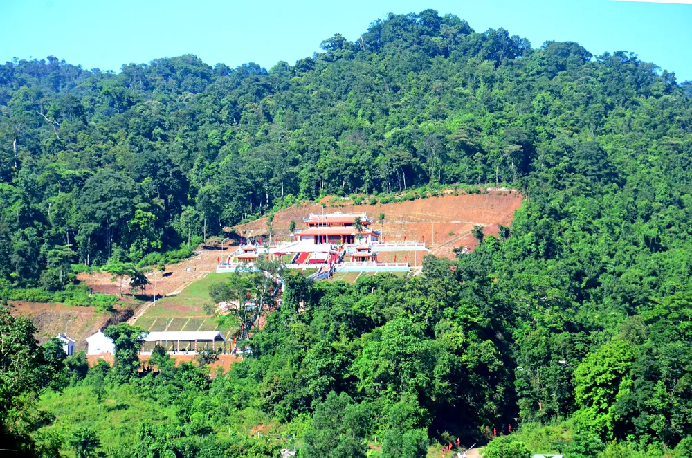 Toàn cảnh Đền tưởng niệm liệt sĩ Trường Sơn trọng điểm Cà Roòng - ATP Đường 20 Quyết Thắng.jpg