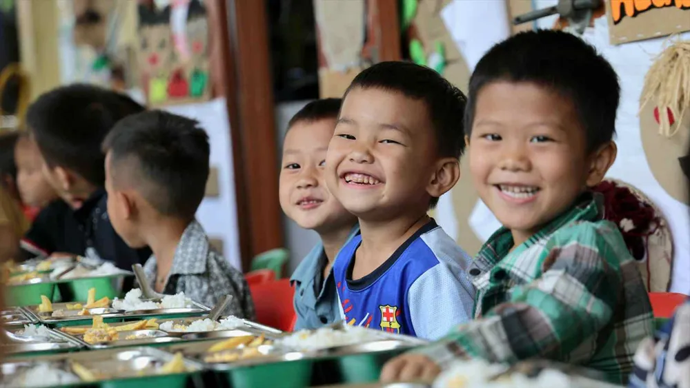 Bữa ăn của các em học sinh điểm trường Nà Ó, Trường Mầm non Thạch Lâm (xã Quảng Lâm, tỉnh Cao Bằng) được bảo trợ trong dự án “Cùng em khôn lớn”