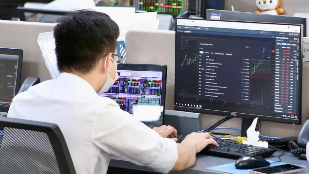 Nhà đầu tư theo dõi biến động của thị trường chứng khoán tại văn phòng giao dịch KIS Việt Nam. Ảnh: HOÀNG HÙNG