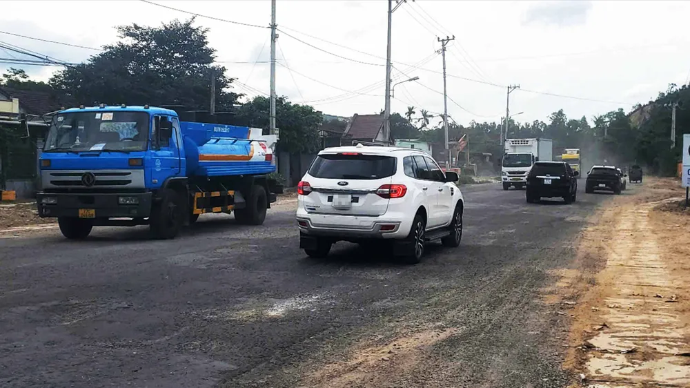 Quốc lộ 1A đoạn qua dốc Ông Phật (phường Quy Nhơn Tây, tỉnh Gia Lai) “nát như tương”. Ảnh chụp cuối tháng 7-2025. Ảnh: NGỌC OAI