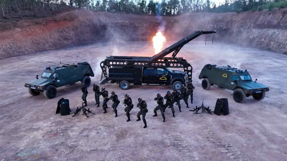 Các nghệ sĩ thực hiện thử thách khi tham gia chương trình Chiến sĩ quả cảm. Ảnh: ZEIT MEDIA 