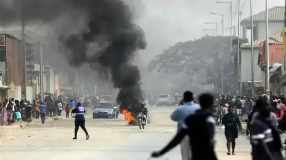 Các cuộc bạo loạn dữ dội do giá dầu diesel tăng cao ở Luanda, ngày 28-7. Ảnh: EPA