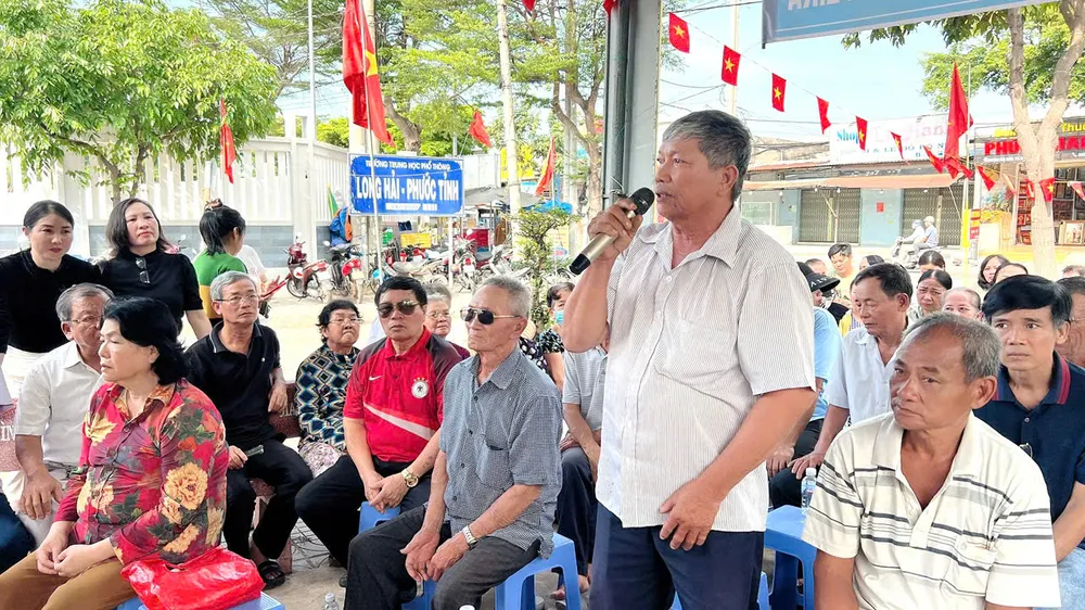 Người dân ấp Hải Bình phát biểu ý kiến tại chương trình