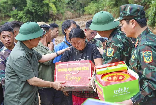 Phó Thủ tướng Trần Hồng Hà đến hiện trường chỉ đạo khắc phục hậu quả và trao quà, động viên người dân vùng lũ sớm ổn định cuộc sống. Ảnh: TTXVN