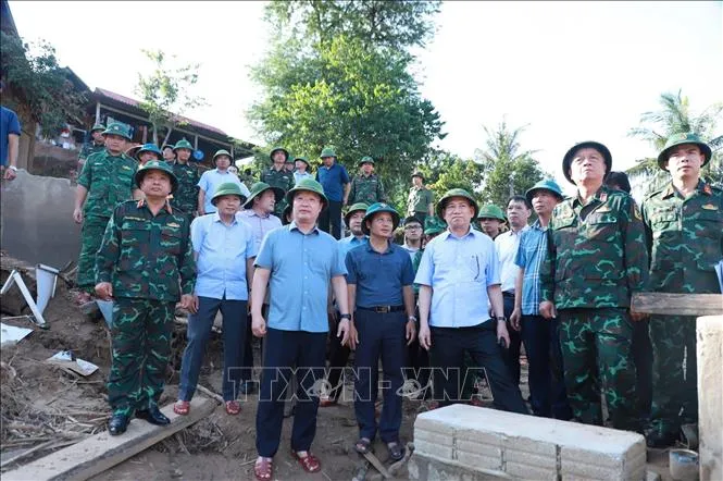 Phó Thủ tướng Hồ Đức Phớc kiểm tra, chỉ đạo công tác khắc phục hậu quả mưa lũ tại xã Mỹ Lý. Ảnh: TTXVN