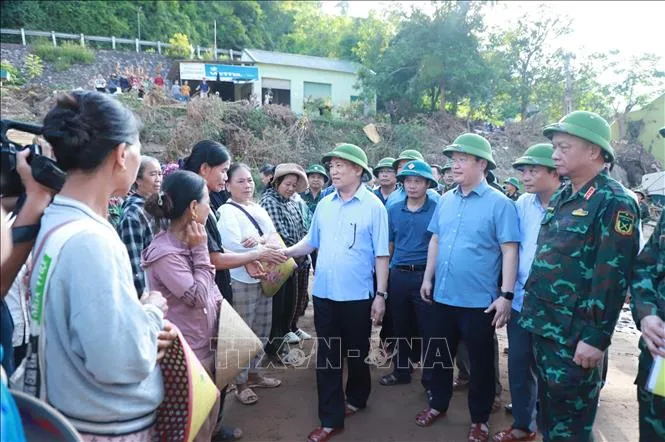 Phó Thủ tướng Hồ Đức Phớc thăm hỏi động viên bà con xã Mỹ Lý. Ảnh: TTXVN