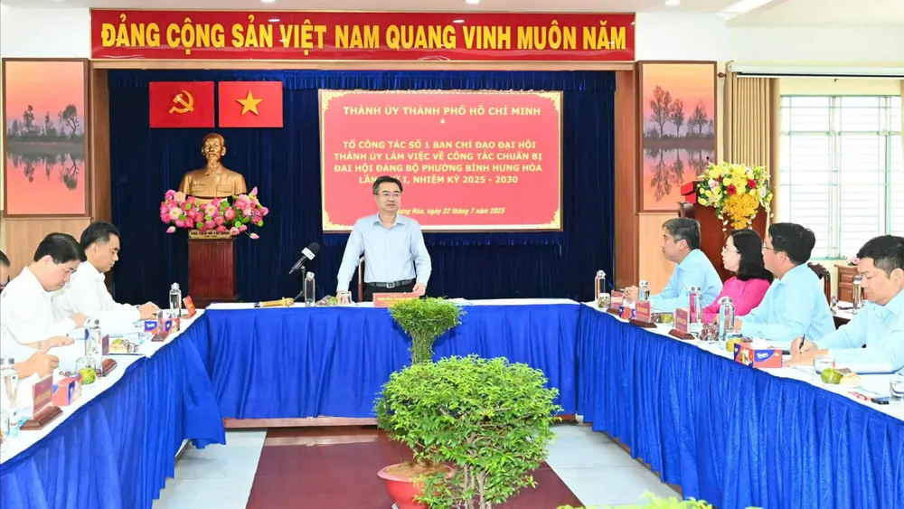 Đồng chí Nguyễn Thanh Nghị chủ trì buổi làm việc với Ban Thường vụ Đảng ủy phường Bình Hưng Hòa. Ảnh: VIỆT DŨNG