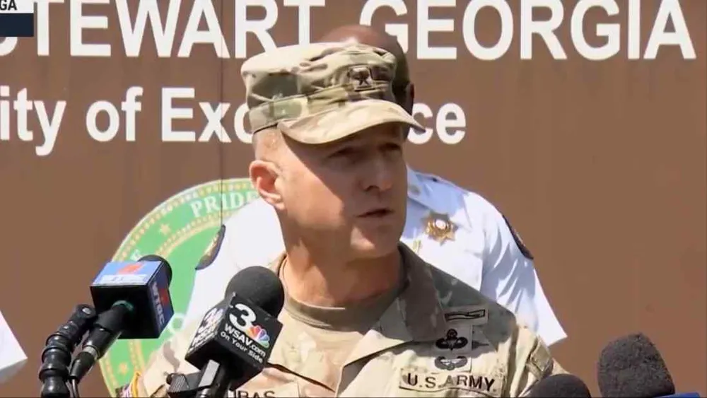 Tư lệnh Sư đoàn Bộ binh số 3, Chuẩn tướng John Lubas thông tin về nghi phạm tại buổi họp báo sau vụ xả súng. Ảnh: MSNBC 