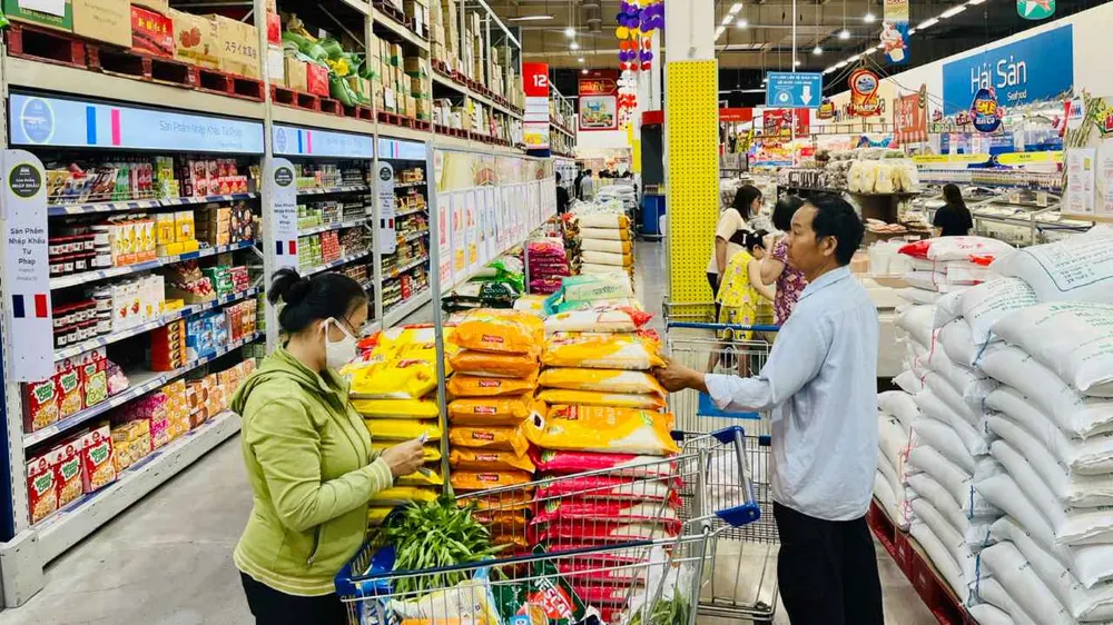 Người tiêu dùng chọn mua thực phẩm các loại tại hệ thống siêu thị MM Mega Market trên địa bàn TPHCM
