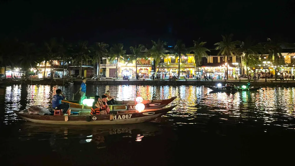 Thuyền chở du khách trên sông Hoài qua Hội An. Ảnh: NGUYÊN KHÔI