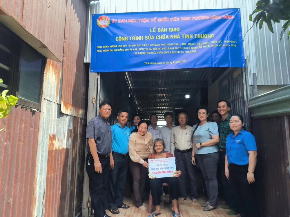 Niềm vui của bà Nguyễn Thị Tiệm khi nhận căn nhà mới được sửa chữa nhờ sự hỗ trợ của địa phương.JPG