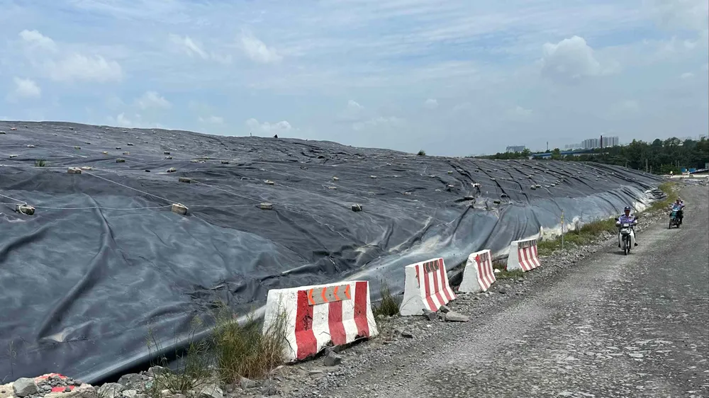 Bãi rác Đa Phước, xã Hưng Long, TPHCM. Ảnh: THANH HIỀN