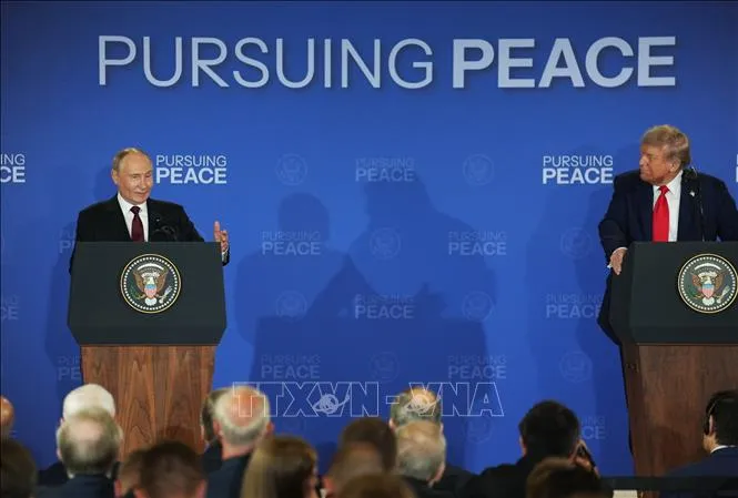 Tổng thống Mỹ Donald Trump và Tổng thống Nga Vladimir Putin trong cuộc họp báo chung tại Căn cứ Elmendorf-Richardson ở Anchorage, bang Alaska (Mỹ) ngày 15-8. Ảnh: THX/TTXVN