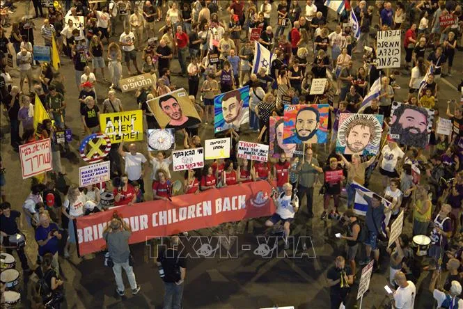 Người dân Israel biểu tình vào mỗi cuối tuần tại Tel Aviv để phản đối chiến tranh. Ảnh: PV TTXVN tại Tel Aviv