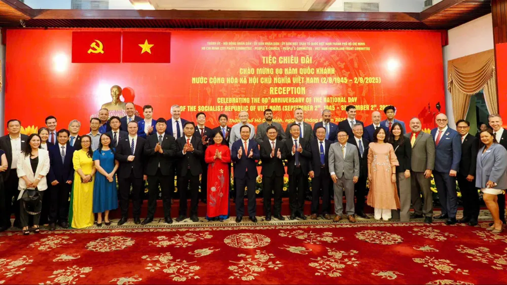 Lãnh đạo TPHCM cùng đại diện các cơ quan lãnh sự, tổ chức quốc tế trên địa bàn TPHCM tại tiệc chiêu đãi. Ảnh: HOÀNG HÙNG 