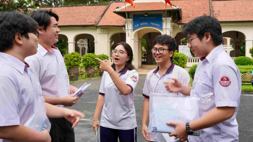 Thí sinh tham dự kỳ thi tốt nghiệp THPT năm 2025 tại điểm thi Trường THPT chuyên Lê Hồng Phong (TPHCM). Ảnh: HOÀNG HÙNG