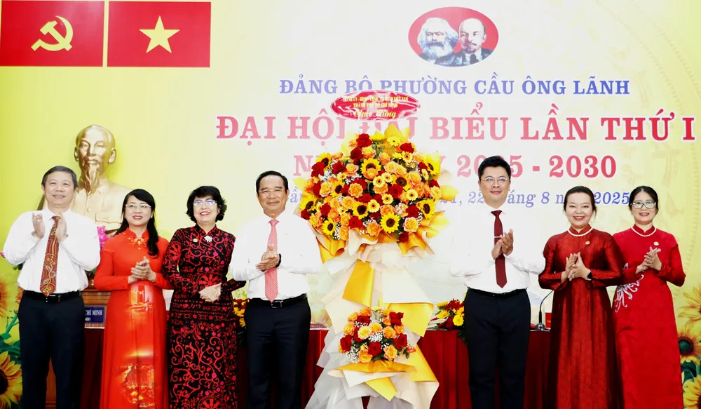 Đồng chí Nguyễn Văn Được tặng hoa chúc mừng Đại hội đại biểu Đảng bộ phường Cầu Ông Lãnh. Ảnh: NGÔ BÌNH