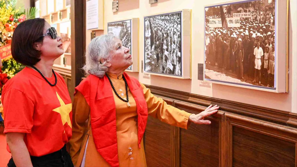 Người dân xem ảnh tư liệu tại Di tích 48 Hàng Ngang - nơi Bác Hồ soạn thảo bản Tuyên ngôn độc lập