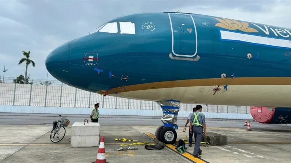 Chằng giữ máy bay tại Cảng hàng không quốc tế Nội Bài phòng ảnh hưởng do mưa bão