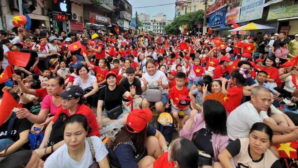 Người dân xem diễu binh, diễu hành ngày 25-8. Ảnh: QUỐC KHÁNH