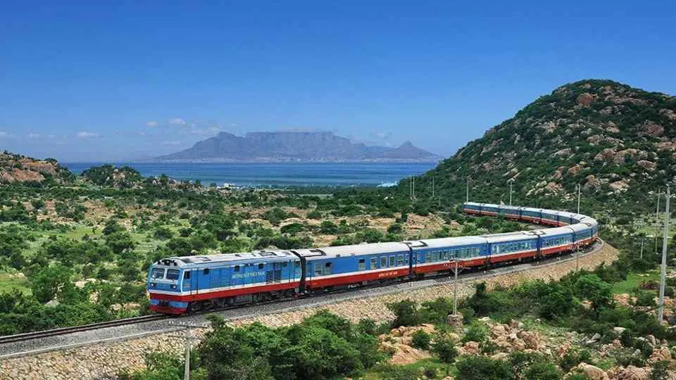 Đường sắt dừng chạy 3 chuyến tàu do ảnh hưởng bão số 5