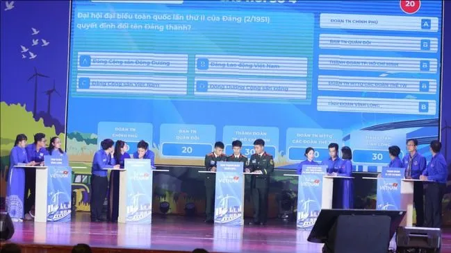 Các thí sinh tranh tài tại vòng chung kết toàn quốc cuộc thi trực tuyến "Tự hào Việt Nam"