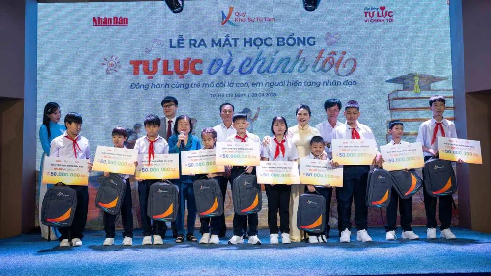 Các em nhỏ nhận học bổng từ chương trình