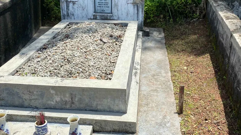 Cọc đã nhổ và đưa ra ngoài huyệt mộ