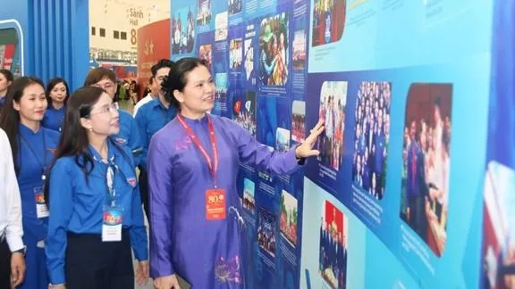 Bà Hà Thị Nga, Phó Chủ tịch Ủy ban Trung ương MTTQ Việt Nam cùng các đại biểu thăm không gian của triển lãm