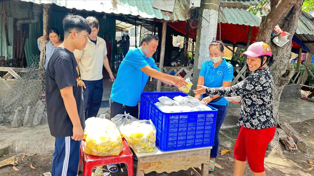 Trao những suất cơm từ thiện cho người lao động có hoàn cảnh khó khăn ở phường Phước Thắng, TPHCM