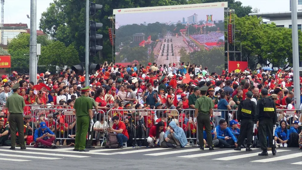 Đông đảo người dân đón chờ xem lễ tổng duyệt diễu binh, diễu hành sáng 30-8 ở Hà Nội