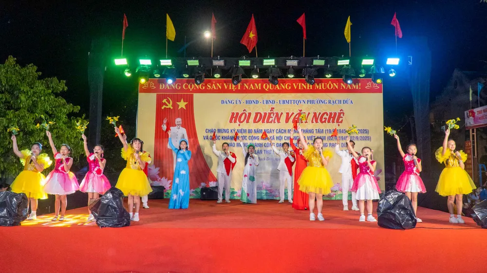 Một tiết mục đồng diễn múa, hát ca ngợi quê hương, đất nước tại hội diễn