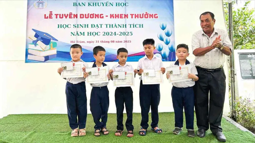 Đại diện hội đồng hương trao thưởng cho HS vượt khó, học giỏi
