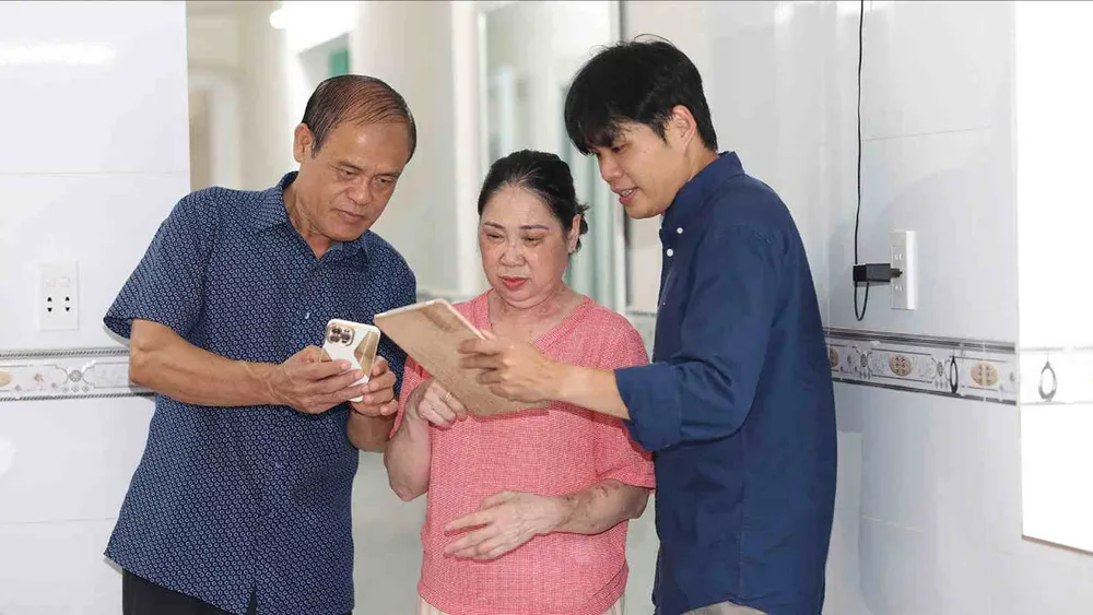 Công nghệ giúp cha mẹ và con cái gần gũi hơn. Ảnh: DŨNG PHƯƠNG