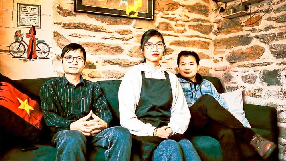 Thi Quỳnh-Anh (giữa) - người đảm nhận pha chế tại Ô Quai Café. Ảnh: LE TELEGRAMME