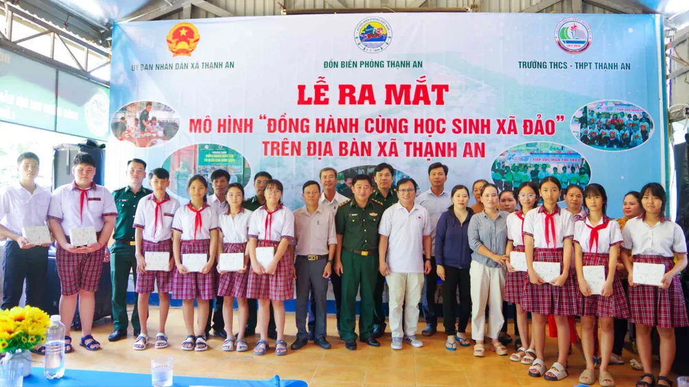 Đại diện các đơn vị, nhà hảo tâm tặng quà cho học sinh có hoàn cảnh khó khăn trên địa bàn