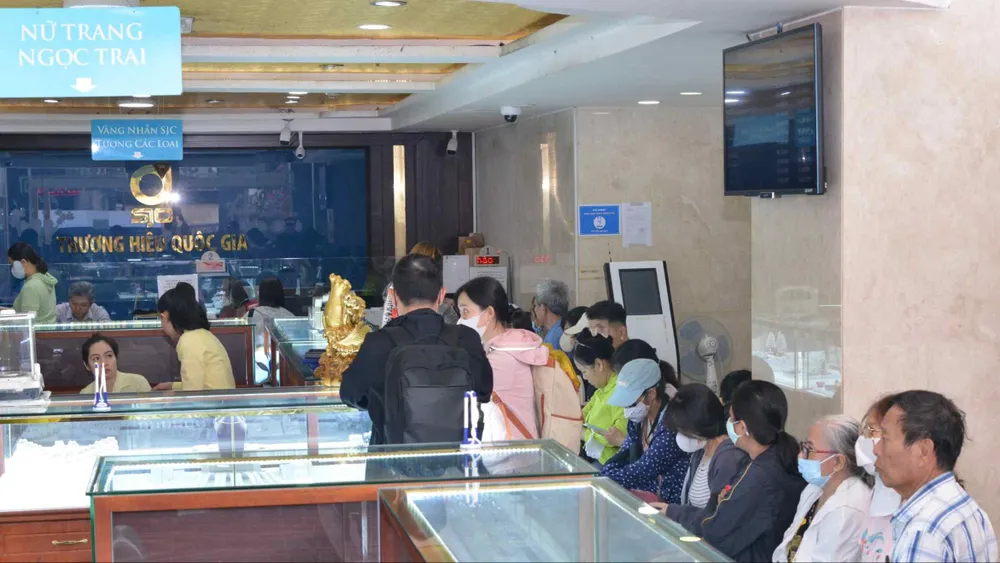 Người dân xếp hàng mua vàng