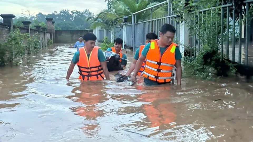 Lực lượng chức năng di dời tài sản của người dân đến nơi an toàn