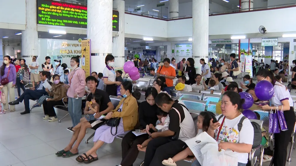 Phụ huynh đưa con đến thăm khám tại Bệnh viện Nhi đồng 2 TPHCM. Ảnh: GIAO LINH