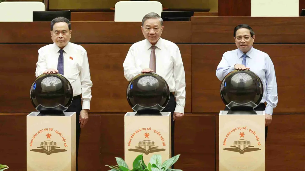 Tổng Bí thư Tô Lâm, Thủ tướng Phạm Minh Chính và Chủ tịch Quốc hội Trần Thanh Mẫn thực hiện nghi thức bấm nút khai trương nền tảng Bình dân học vụ số - Quốc hội số, chiều 13-9. Ảnh: QUANG PHÚC