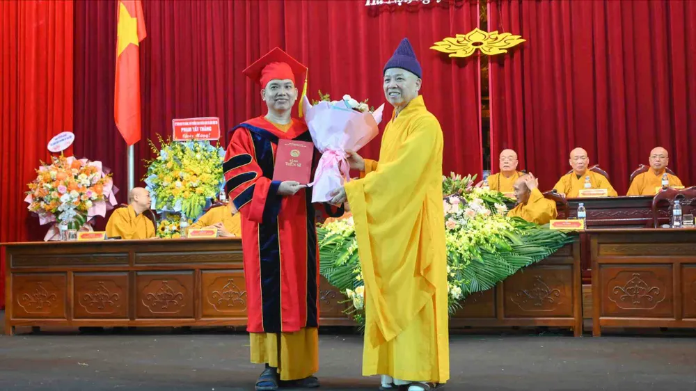 Hòa thượng Thích Thanh Quyết trao bằng cho Tiến sĩ Phật học